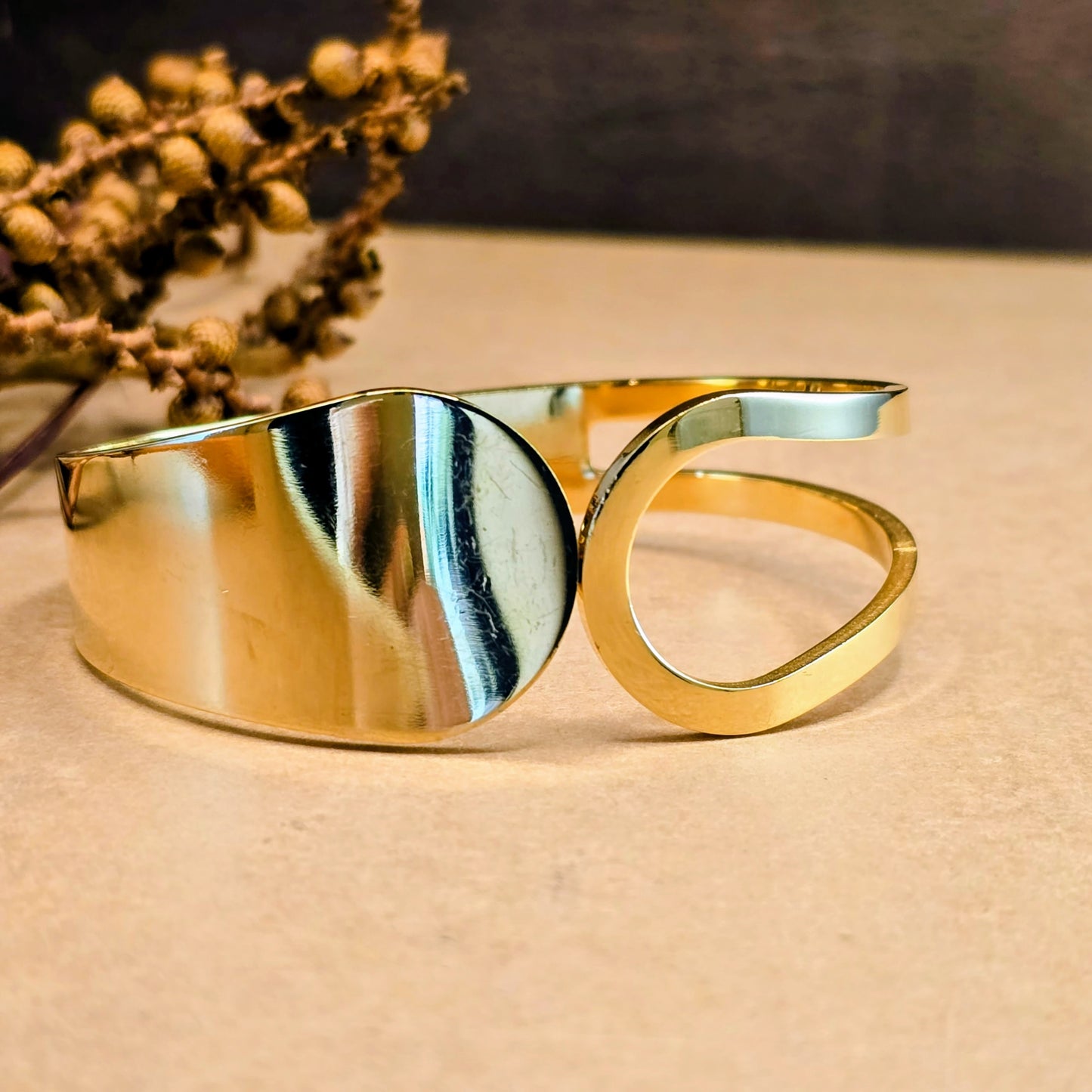 Bold Arc Asymmetrical Disc Bangle – Sculptural Gold Cuff