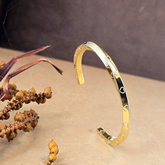 Amour Twist Heart Engraved Cuff – Gold Ribbon Bangle