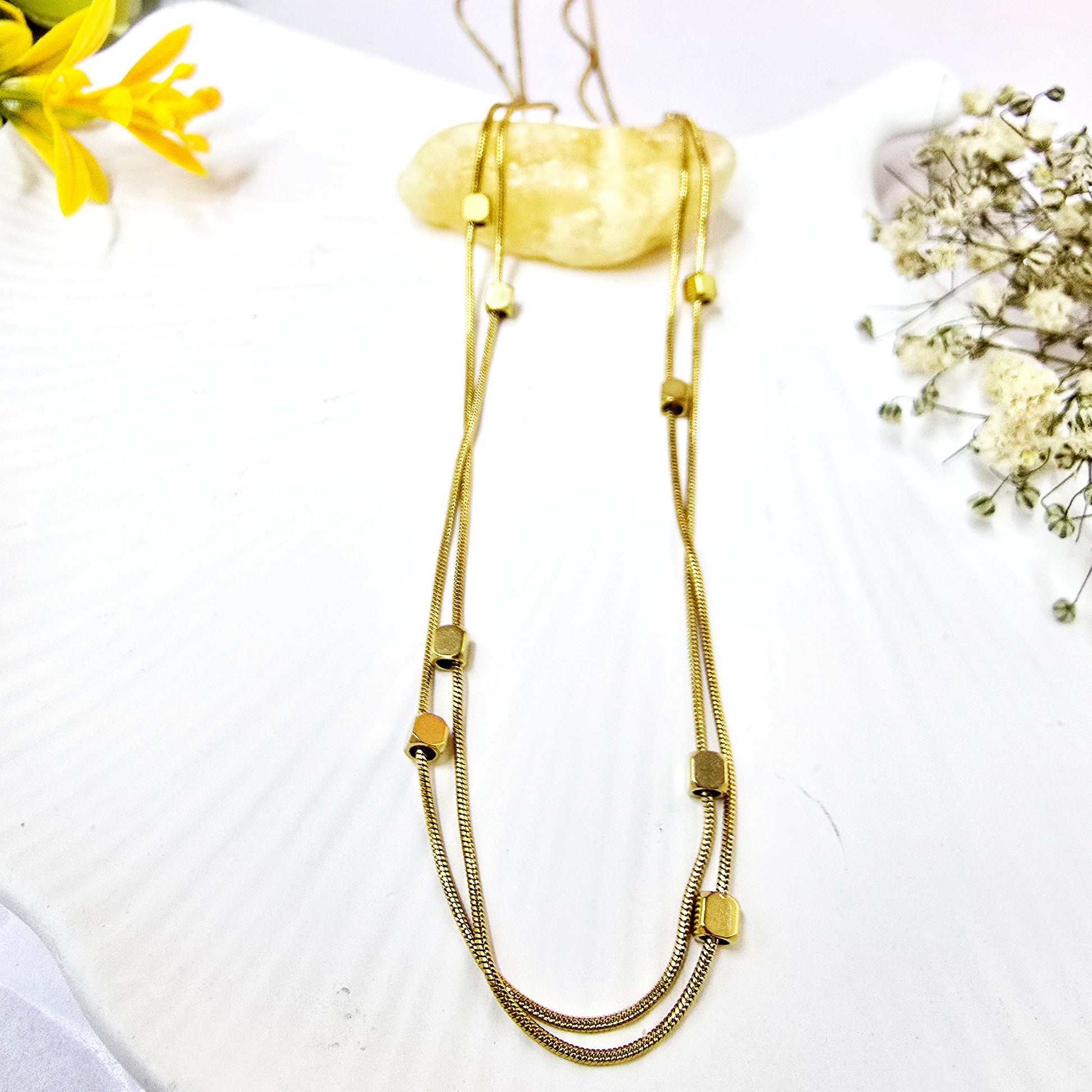 Loose Pixel Chain on shell background – double-layer minimalist necklace