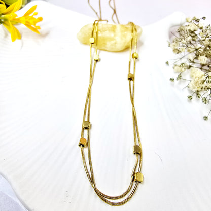 Loose Pixel Chain on shell background – double-layer minimalist necklace