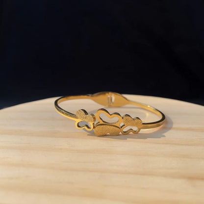 Front view of bracelet placed on round wooden platform