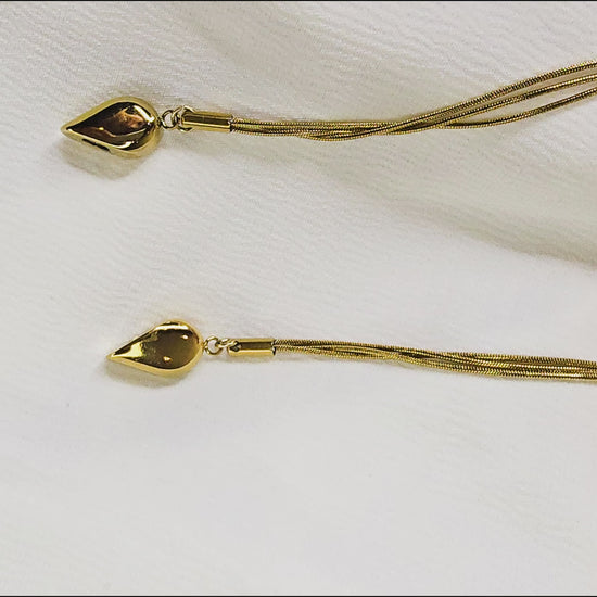 Video showing 360° view of Magnetic Heart Pendant Chain, demonstrating how the two halves connect magnetically.