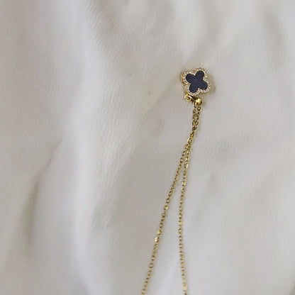 Video demonstrating the reversible feature and the different finishes (solid gold and crystal pavé) of the clover pendant.