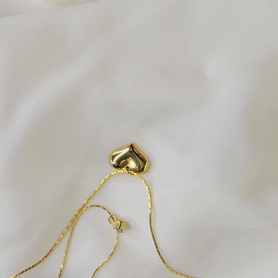 360° video showing both layers of the Shine in Love Pendant Chain, capturing reflective shine and movement.