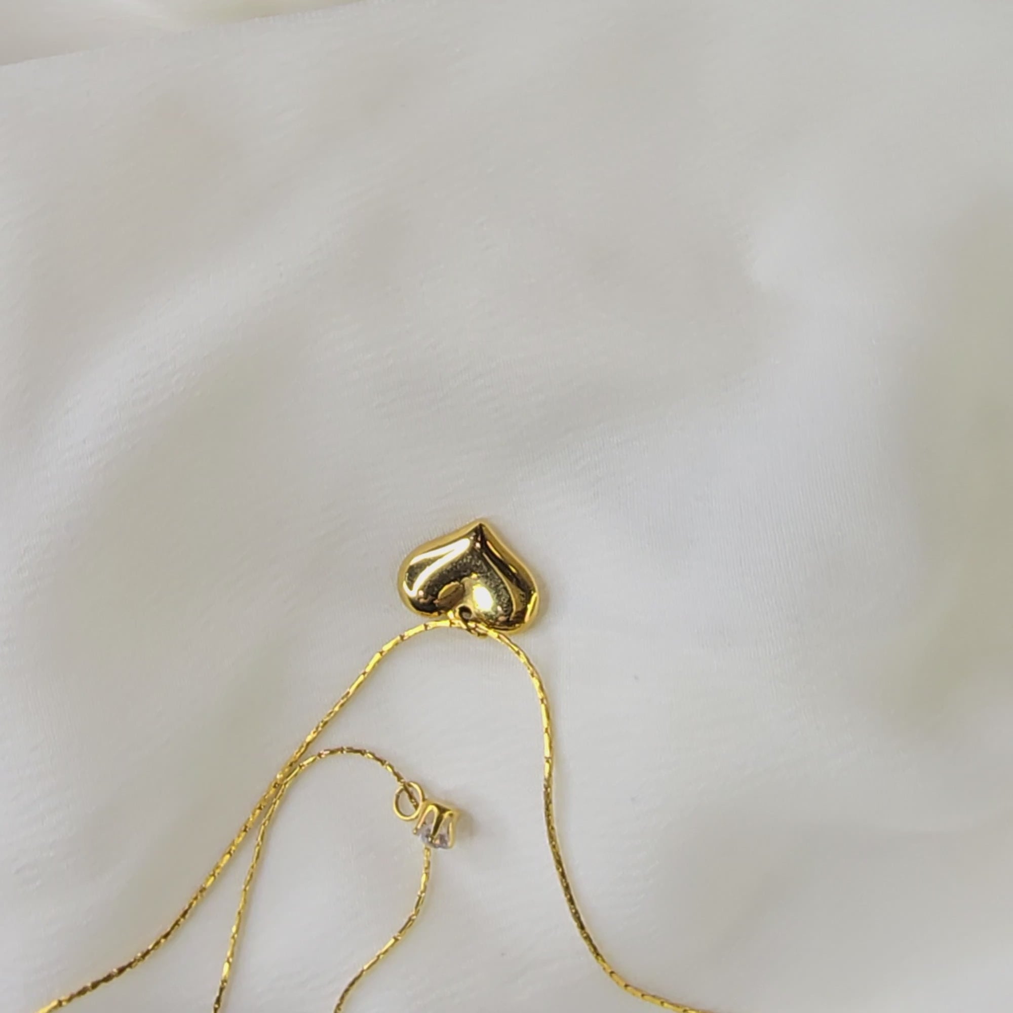 360° video showing both layers of the Shine in Love Pendant Chain, capturing reflective shine and movement.